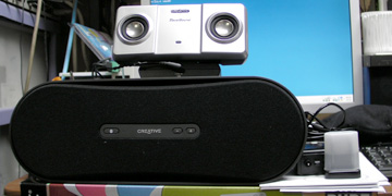 上に乗っているのはCreative TravelSound200